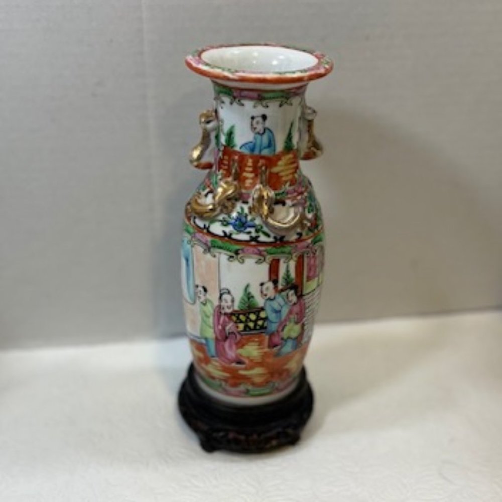 VTG Chinese Rose Medallion Cabinet Porcelain Hand Painted Floral Vase 9"
